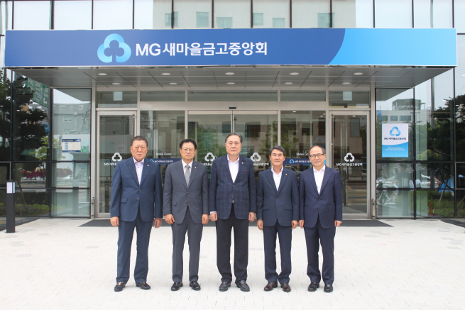 ▲새마을금고중앙회는 21일 자회사 임직원 간담회를 실시했다고 밝혔다. 새마을금고중앙회 박차훈(가운데) 회장과 자회사 임직원이 기념촬영을 했다. (사진 제공=새마을금고중앙회)