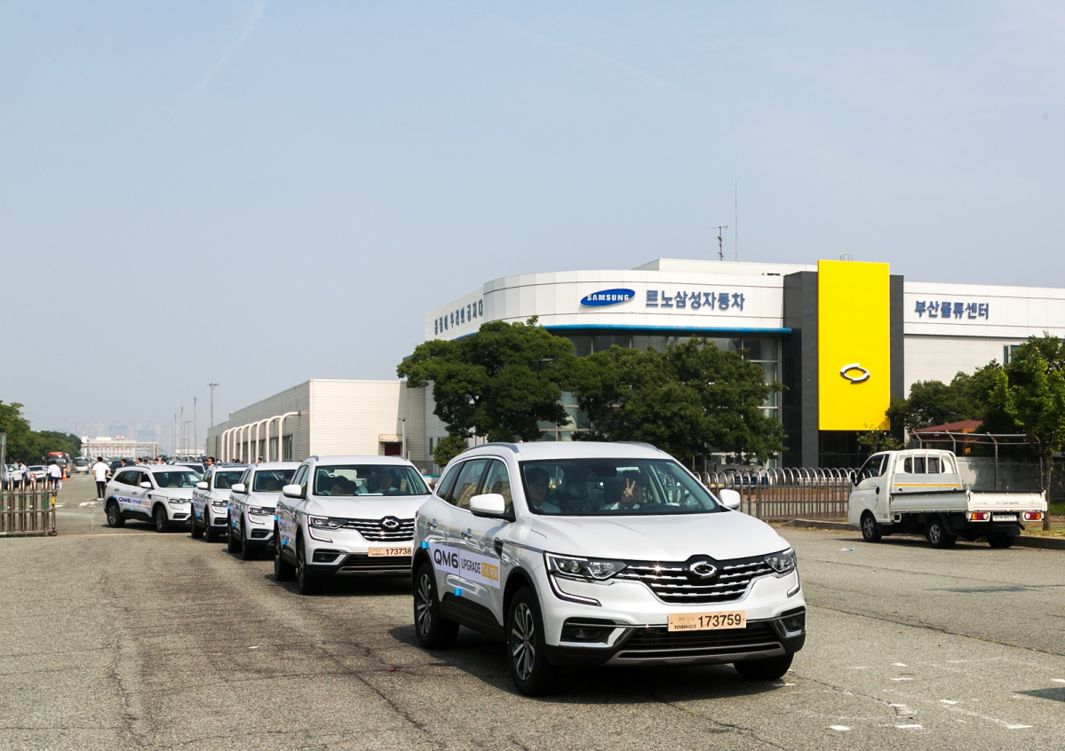 ▲르노삼성자동차가 20일 'THE NEW QM6' 출시를 맞아 기획한 로드쇼에서 참석자들이 부산공장을 빠져나가고 있다. (사진제공=르노삼성자동차)