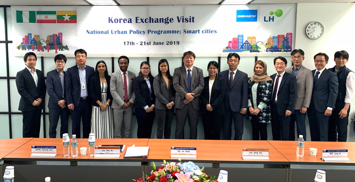 ▲17일 경기도 분당구 소재 LH 경기지역본부에서 개최된 ‘UN-Habitat 국가정책프로그램 초청연수 환영식’에서 이재혁 LH 전략사업본부장(가운데), 국토교통부 관계자 등 참석자들이 연수 방문단과 기념촬영을 하고 있다. (사진=LH)