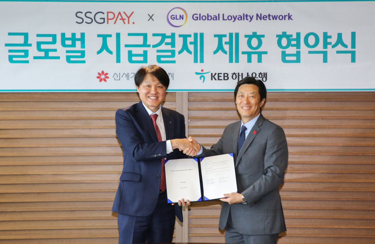 ▲한준성 KEB하나은행 미래금융그룹 부행장과(왼쪽)과 김장욱 신세계아이앤씨 대표가 20일 전략적 파트너십 구축을 위한 업무협약을 체결하고 기념촬영을 하고 있다.(사진제공=하나읂)