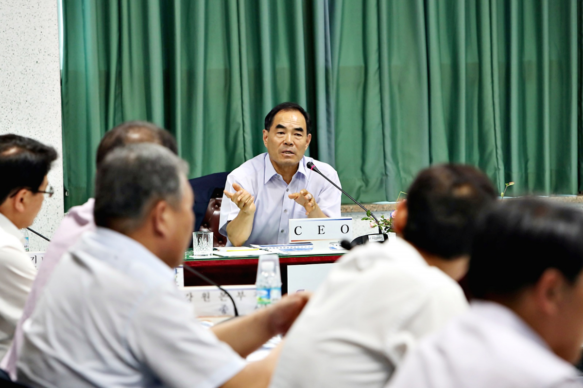 ▲김인식 한국농어촌공사 사장이 21일 변경의 혁신토론회에서 발언하고 있다. 김 사장은 "농어촌지역 일자리 창출과 융복합산업화를 통환 지역 내 순환경제 활성화가 필요한 사업에 전사적 차원의 지원책 마련에 힘을 모으겠다"고 말했다.(출처=한국농어촌공사)