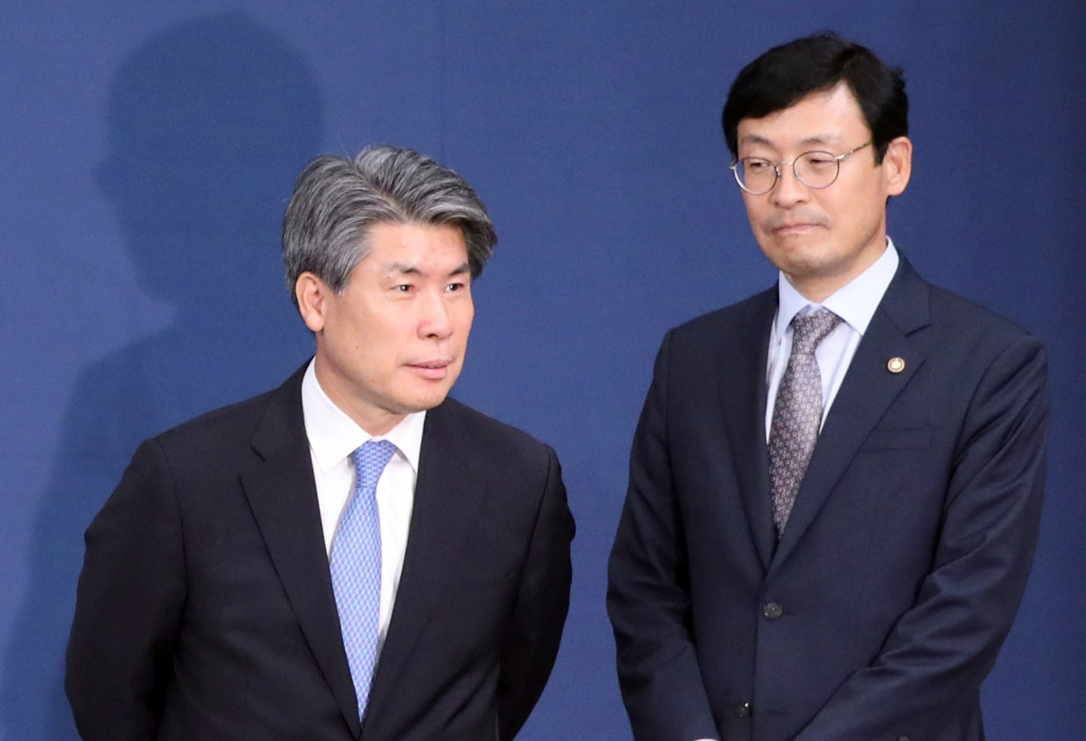 ▲21일 오후 청와대 브리핑실에 이호승 신임 경제수석(오른쪽)과 윤종원 전 경제수석이 인사말을 하기 위해 모여있다.(사진=연합뉴스)