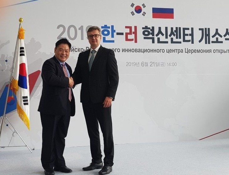 ▲왼쪽부터 김태철 비트팍스 대표이사, 니키타 포노마렌코 러시아 경제개발부 국장(사진=팍스넷 제공)