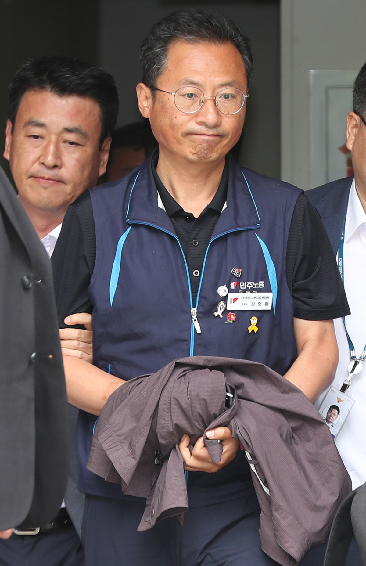 ▲국회 앞 집회에서 차단벽을 부수고 경찰을 폭행하는 등 불법행위를 주도한 혐의로 구속영장이 청구된 김명환 민주노총 위원장이 21일 서울 양천구 서울남부지방법원에서 영장실질심사를 받은 뒤 법정을 나서고 있다.(연합뉴스)