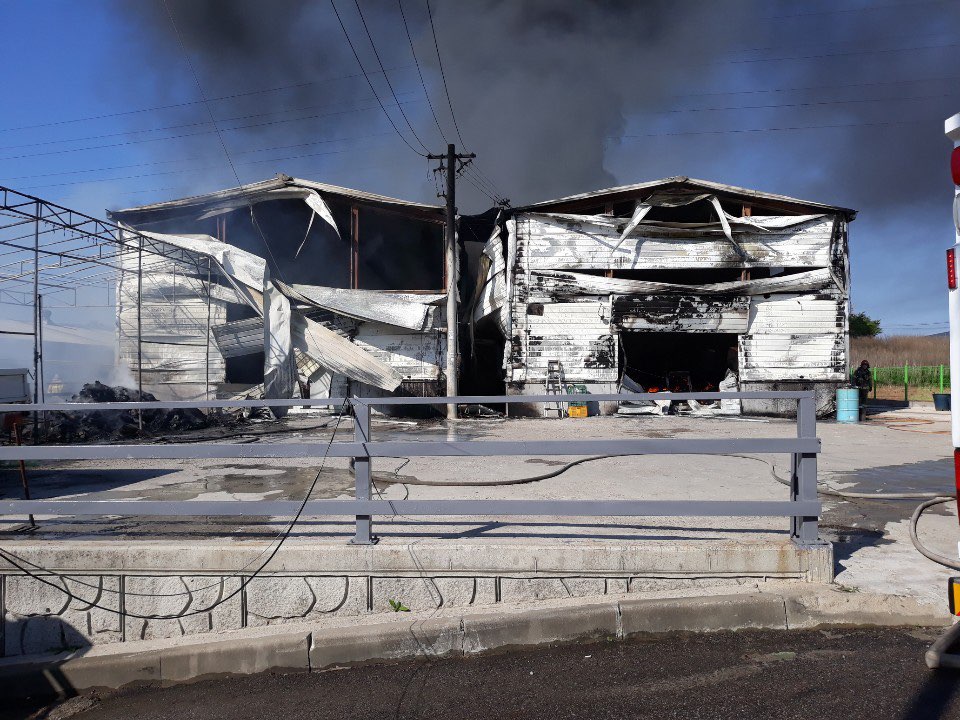 ▲22일 오전 경기도 고양시 일산동구의 한 공장에서 불이나 소방당국이 진화 중이다.(사진제공=연합뉴스)