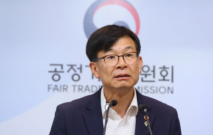 ▲신임 청와대 정책실장에 임명된 김상조 공정거래위원장이 21일 세종시 정부세종청사 공정거래위원회에서 이임식을 마친 뒤 기자들과 간담회를 갖고 있다.(연합뉴스)