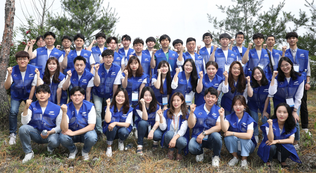 ▲삼성디스플레이 신입사원들이 입사 1주년을 기념해 아산시 시각장애인 보행환경 개선을 위한 봉사활동에 앞서 기념촬영을 하고 있다. (사진 제공=삼성디스플레이)