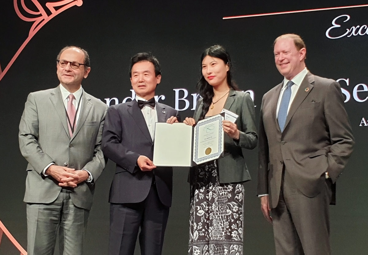 ▲20일 저녁(현지시간) 싱가포르 샹그릴라호텔에서 열린 ‘2019 세계보험협회 글로벌인슈어런스포럼’에서 신용호세계보험학술대상을 수상한 스위스 세인트갈렌대학의 지아후아 수(Jiahua Xu)(오른쪽 두번째)가 윤열현 교보생명 사장(왼쪽 두번째), 마이클 모리세이(Michael Morrissey) 세계보험협회 회장(오른쪽), 재드 아리스(Jad Ariss) 제네바어소시에이션 사무총장과 기념촬영을 하고 있다.(사진제공=교보생명)