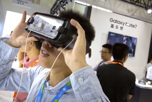 ▲중국 베이징에서 2016년 9월 21일(현지시간) 열린 기술 엑스폭에서 한 참관객이 삼성전자의 가상현실 기기를 체험해 보고 있다. 베이징/AP뉴시스 