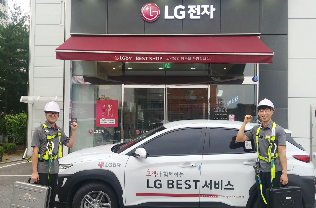 ▲LG전자 서비스 엔지니어가 에어컨 실외기 등을 수리시 사용하는 보호구를 착용하고 신규 공급차량 앞에서 포즈를 취하고 있다.(사진제공 LG전자)