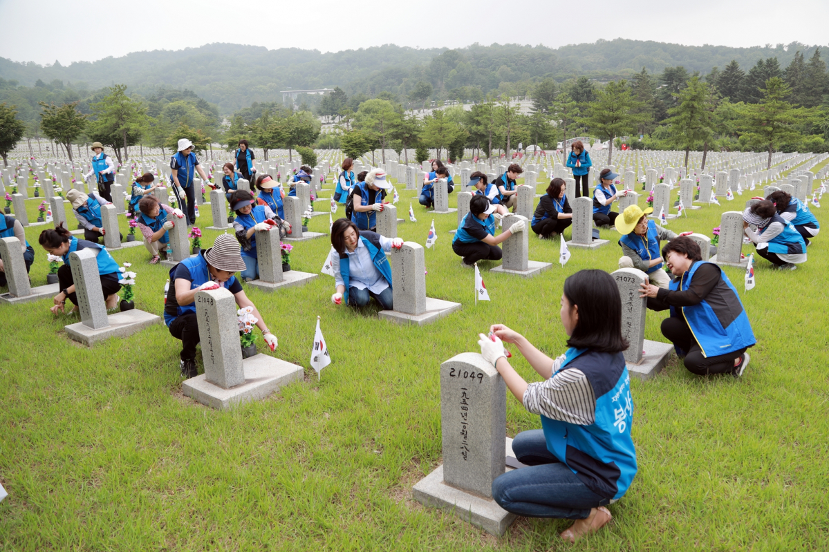 ▲자생의료재단 임직원과 자생봉사단 단원들이 지난 21일 국립서울현충원을 찾아 봉사활동을 하고 있다.(자생의료재단)