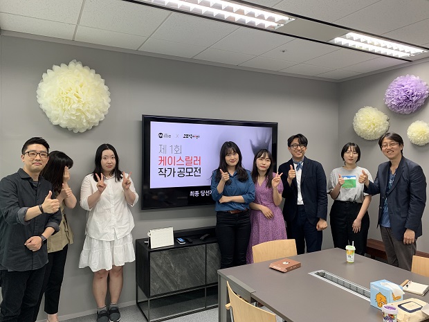 ▲제1회 K스릴러 작가 공모전에 선정된 작가들이 대회 관계자들과 기념촬영을 하고 있다. (왼쪽부터)김태형 밀리의 서재 콘텐츠 사업팀장, 김영실 작가, 기윤슬 작가, 김하림 작가, 김달리 작가, 전건우 작가, 이지은 작가, 고즈넉이엔티 윤승일 이사.(사진제공=밀리의 서재)