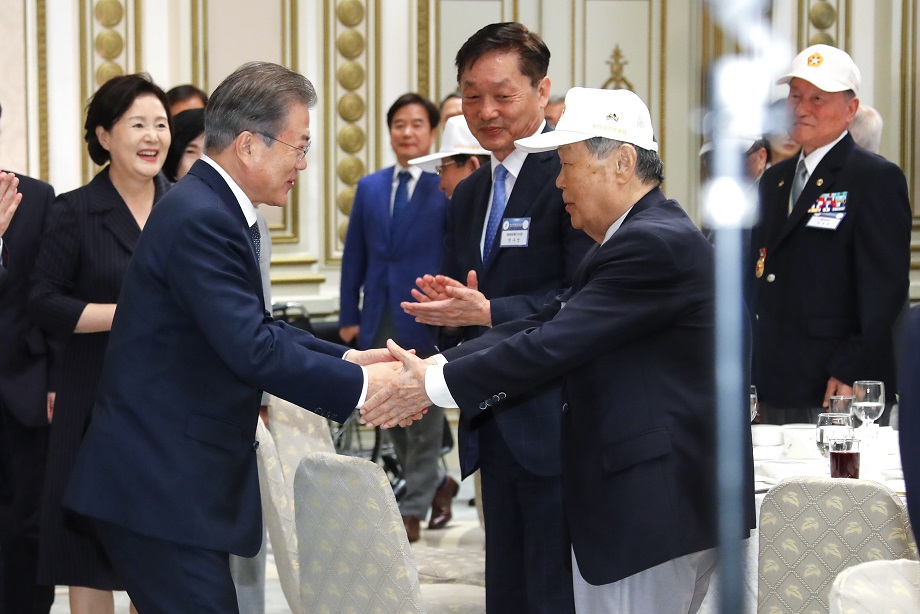 ▲문재인 대통령과 부인 김정숙 여사가 24일 낮 청와대 영빈관에서 열린 6·25 전쟁에 참전한 국군 및 유엔군 유공자 초청 오찬에 입장하며 참석자들과 인사하고 있다.(연합뉴스)