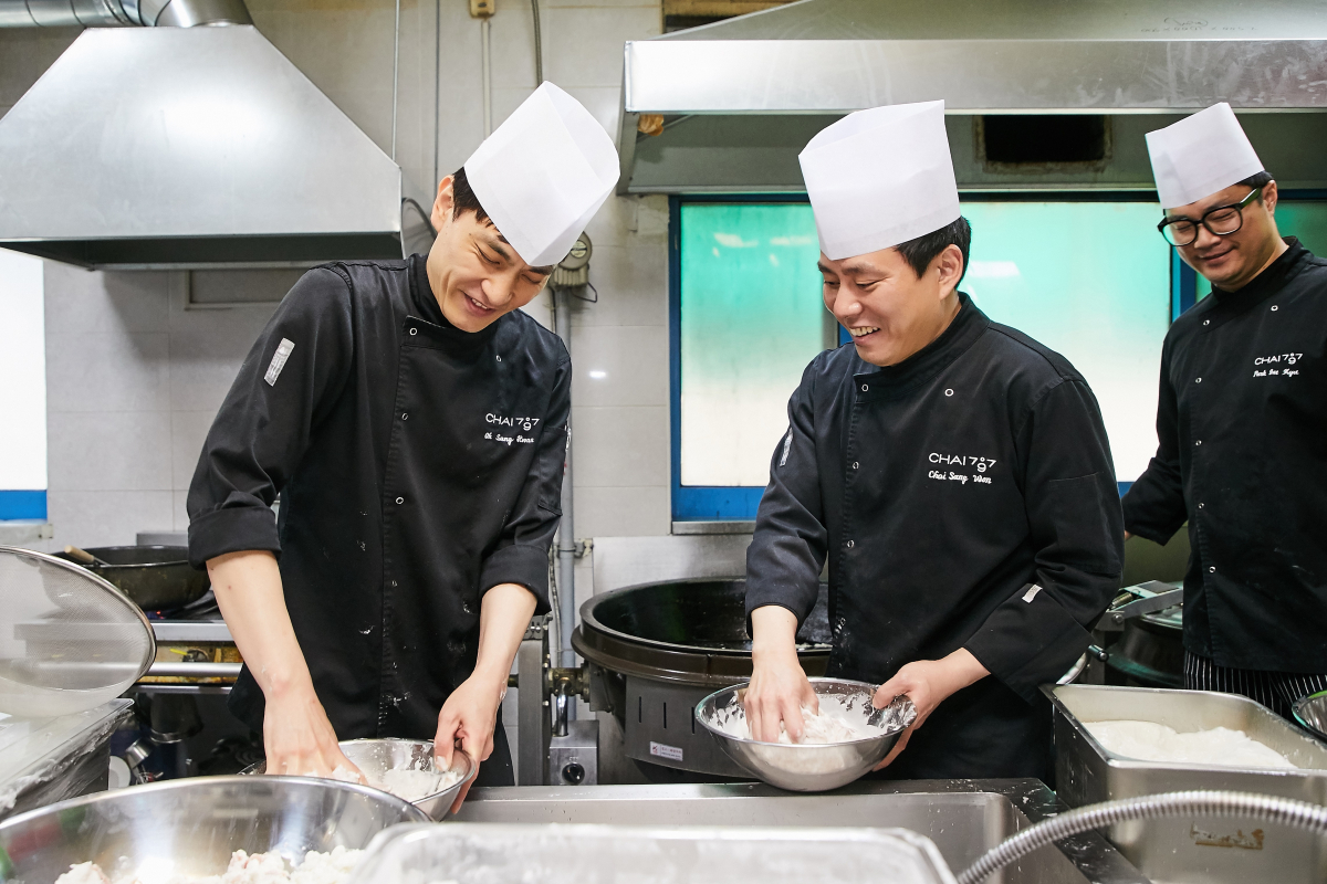 ▲아이들을 위해 다양한 중식 요리를 만들고 있는 외식사업부문 직원들(사진 제공=삼천리)