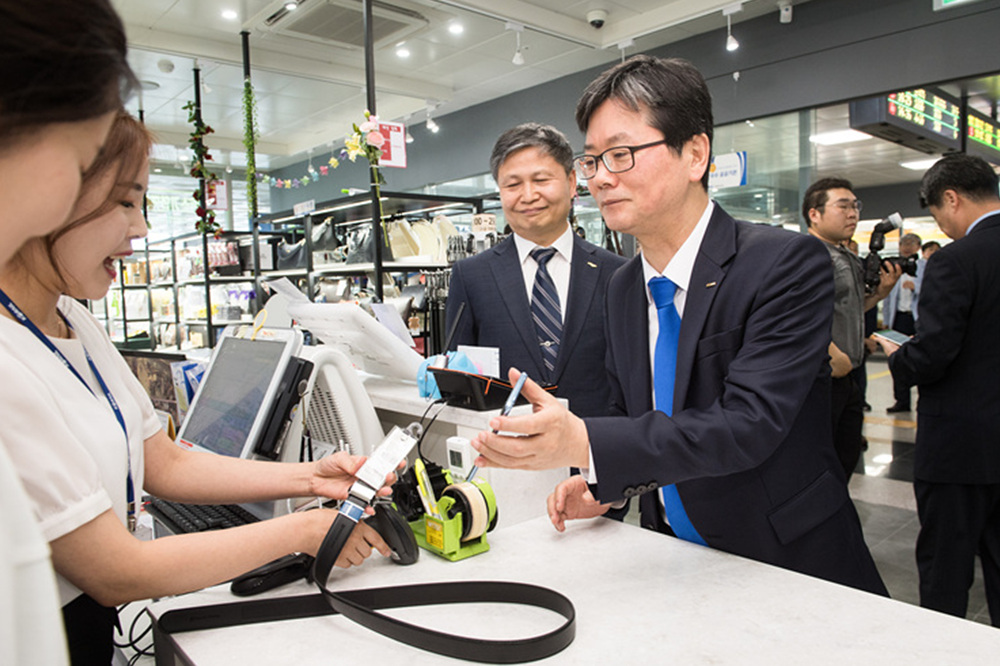 ▲손병석 코레일 사장(사진 오른쪽)이 24일 오후 대전역 ‘중소기업명품마루’ 매장에서 ‘제로페이’ 서비스로 결제하고 있다.(출처=코레일)