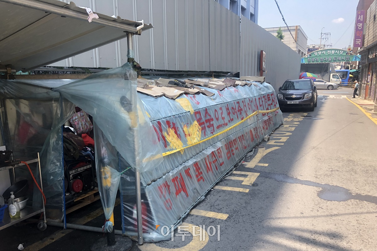 ▲24일 연합비상대책위원회 회원 8명이 현장에 모여있다. 대개 70~80대 노인들이다. (홍인석 기자 mystic@)