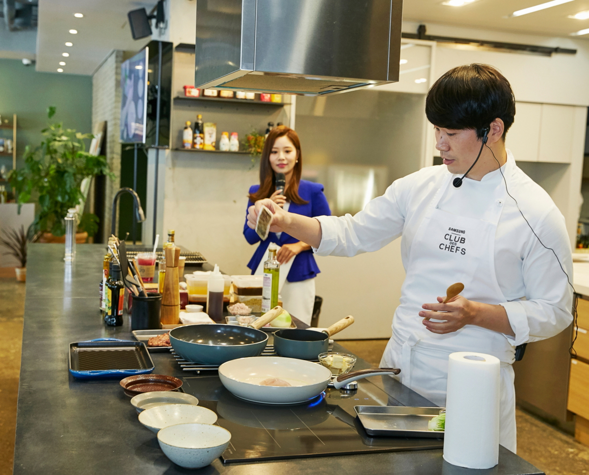 ▲이충후 셰프가 24일 서울 중구 충무로에 위치한 ‘샘표 우리맛 공간’에서 ‘삼성 셰프컬렉션 인덕션과 함께 시원한 여름 나기’를 주제로 한 소비자 대상 쿠킹클래스를 하고 있다. (사진제공 삼성전자)