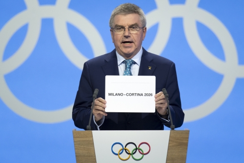 ▲토마스 바흐 국제올림픽위원회(IOC) 위원장이 24일(현지시간) 스위스 로잔에서 열린 IOC 총회에서 2026년 동계올림픽 개최지로 이탈리아 밀라노와 코르티나 담페초가 선정됐다고 발표하고 있다. 로잔/AP연합뉴스
