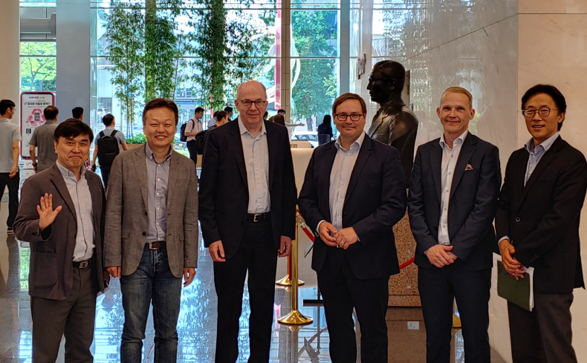 ▲. LG유플러스 이상민 전무(FC부문장, 사진 왼쪽부터 2번째)와 엘리사 벨리마티 마틸라 CEO(사진 왼쪽부터 4번째) 등이 LG유플러스 방문 중 기념촬영하고 있다.(사진제공= LG유플러스)