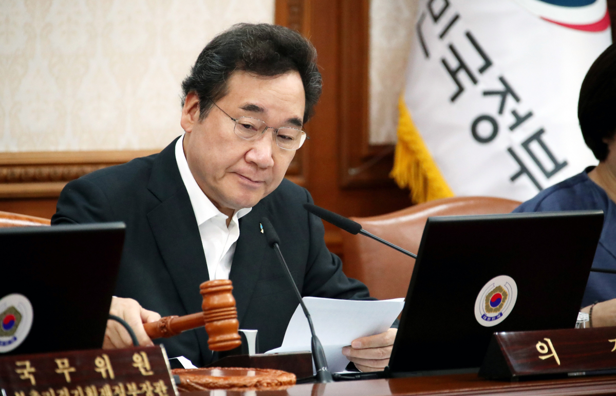 ▲이낙연 국무총리가 25일 오전 정부서울청사에서 열린 국무회의에서 의사봉을 두드리고 있다. 