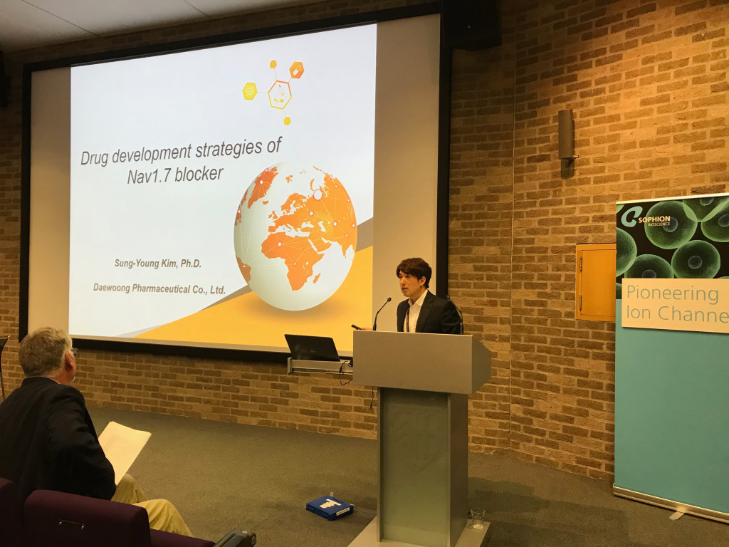 ▲김성영 대웅제약 이온채널신약팀장이 지난 19일과 20일 영국 캠브리지에서 진행된 ‘2019 이온채널 심포지엄’에서 Nav1.7을 타깃으로 한 신약개발 전략과 후보물질로 도출된 비마약성 만성통증치료제 ‘DWP17061’의 프로파일에 대해 구두발표하고 있다.(사진제공=대웅제약)