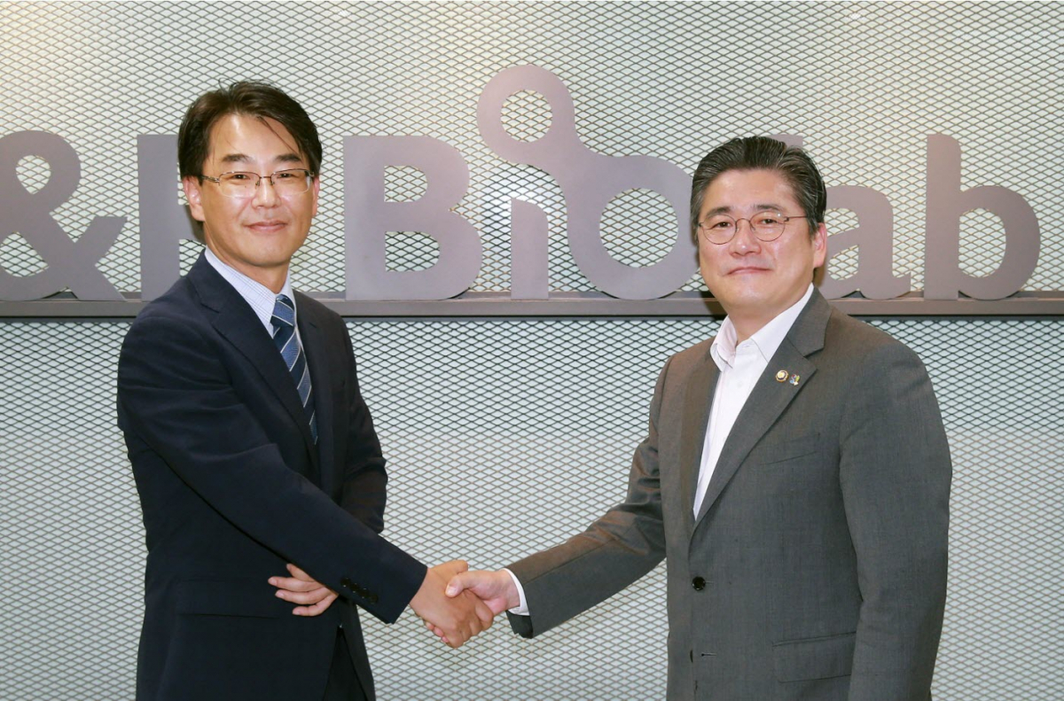 ▲윤원수티앤알바이오팹대표(왼쪽)와정승일산업부차관(오른쪽)(티앤알바이오팹)