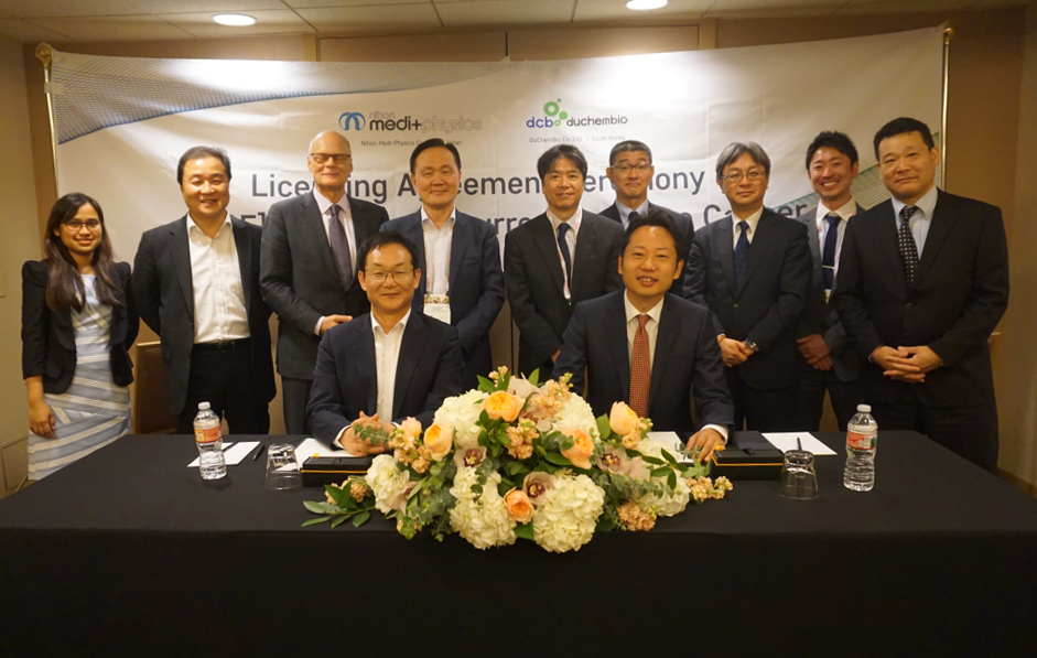 ▲사진 왼쪽부터 듀켐바이오 김종우사장, 니혼메디피직스 Koki Arioka 부사장(사진제공=듀켐바이오)