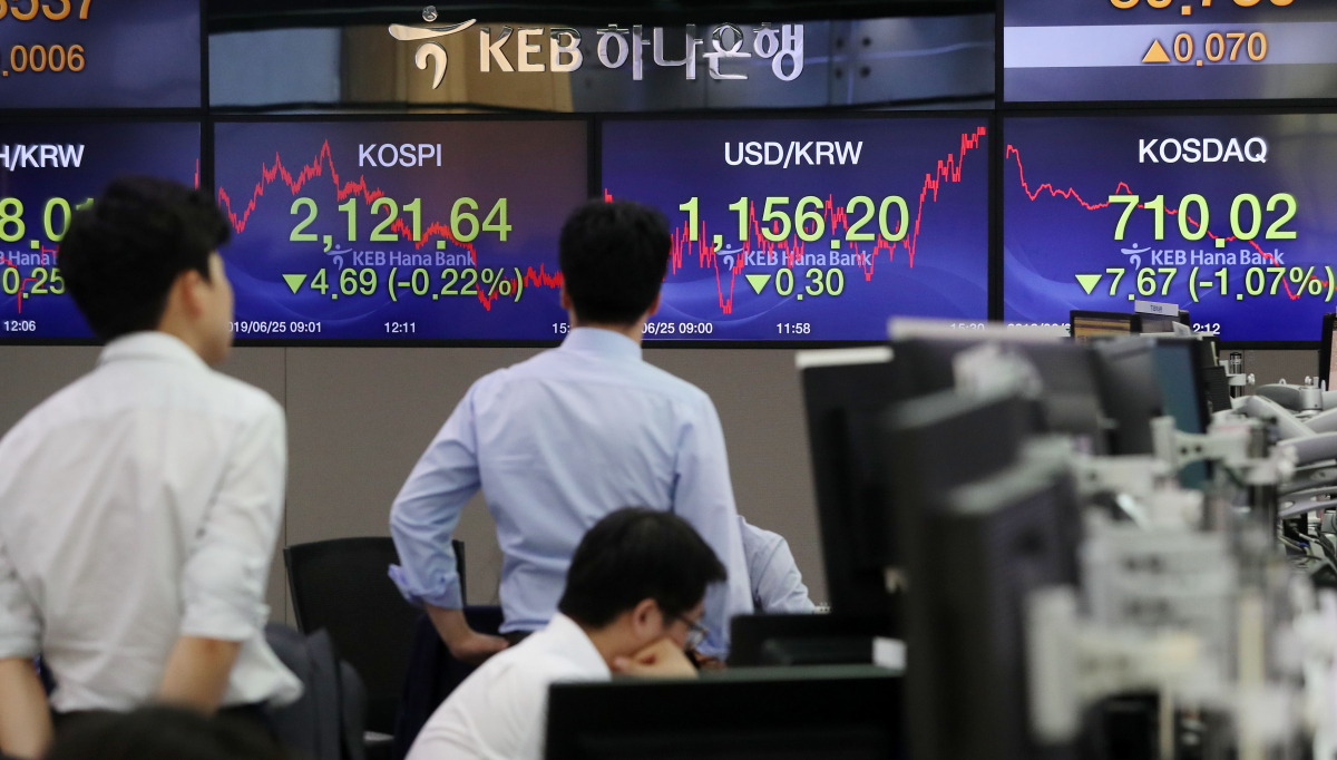 ▲25일 오후 서울 중구 KEB하나은행 본점 딜링룸에서 딜러들이 업무를 보고 있다.  이날 코스피지수는 전 거래일(2126.33)보다 4.69포인트(0.22%) 내린 2121.64에 거래를 마감했다.(뉴시스)