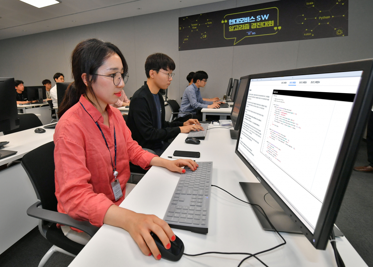 ▲지난 25일 경기도 용인 현대모비스 기술연구소에 위치한 모비스 소프트웨어 아카데미에서 개최된 ‘SW 알고리즘 경진대회’ 결선에 참가한 연구원들이 주어진 과제를 해결하기 위해 코딩작업을 수행하고 있다. (사진제공=현대모비스)