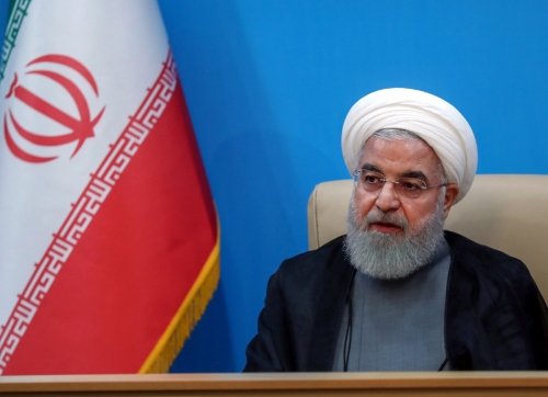 ▲하산 로하니 이란 대통령이 25일(현지시간) 테헤란에서 보건부 관리들과 얘기하고 있다. 그는 이날 TV 연설에서 미국의 제재를 놓고 백악관이 정신이상에 걸렸다고 맹비난했다. 테헤란/EPA연합뉴스 
