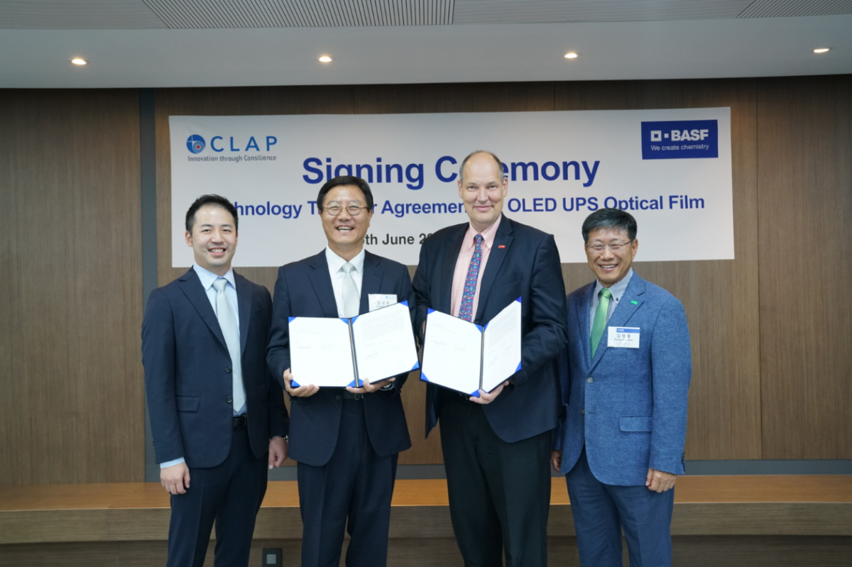 ▲서울 대한상공회의소에 위치한 한국바스프 서울사무소에서 진행된 협약식에서 승문수 크린N 대표, 김성호 클랩 대표, 로타 라우피클러 바스프 전자재료 사업부문 수석 부사장, 김영률 한국바스프 대표이사가 기념 사진을 찍고 있다. (사진 제공=바스프)