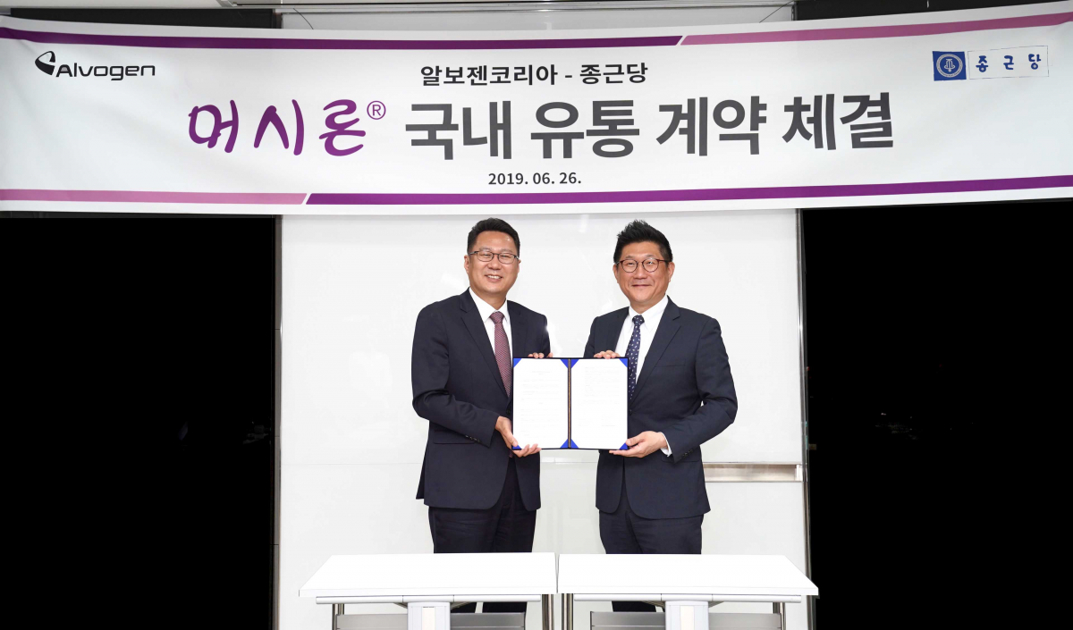 ▲26일 서울 여의도 알보젠코리아 본사에서 열린 ‘알보젠코리아-종근당 머시론 국내 유통 계약 체결식’에서 이준수 알보젠코리아 대표(왼쪽)와 김영주 종근당 대표가 기념촬영을 하고 있다.(사진제공=알보젠코리아)