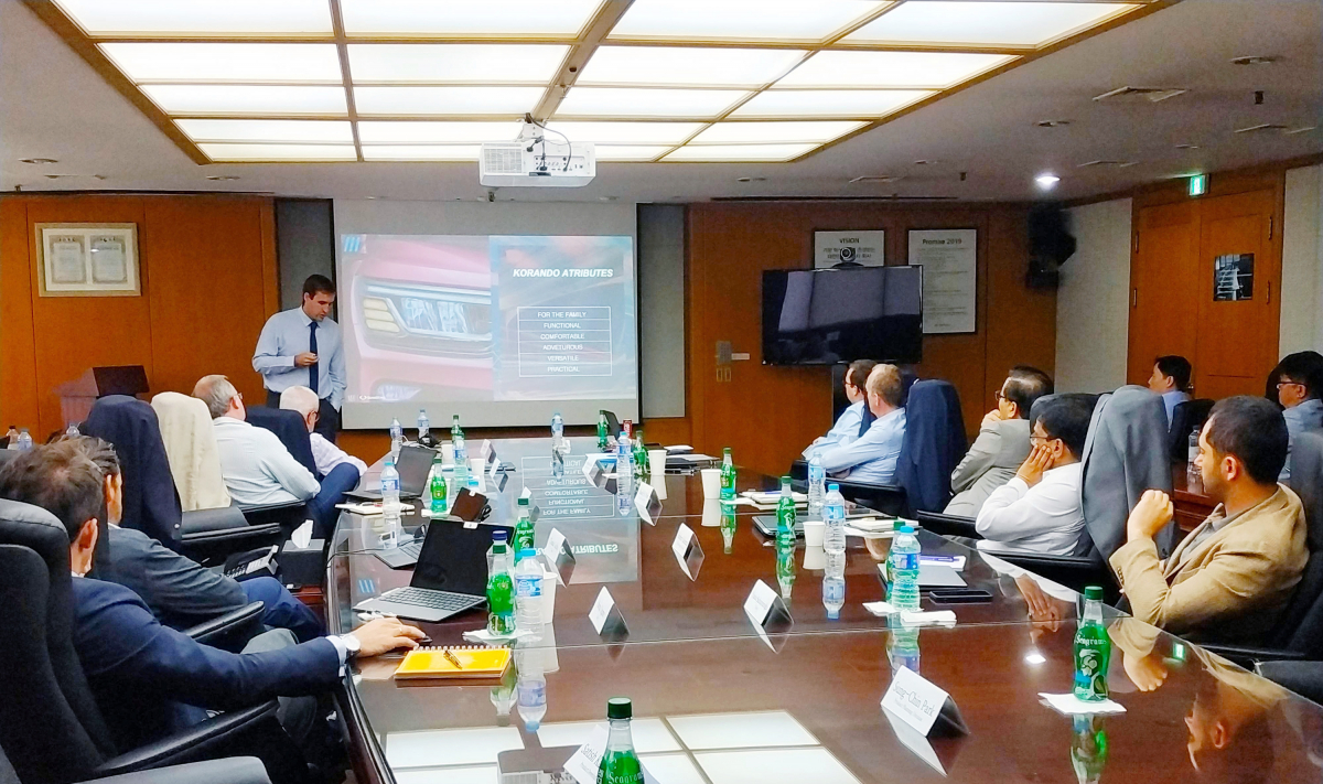 ▲쌍용자동차는 지난 24일과 25일 양일에 걸쳐 평택공장 본사에서 주요 수출국의 해외대리점 대표 및 마케팅 담당자들이 참석한 2019 글로벌 제품마케팅 협의회(PMC)를 개최했다. 참석자들이 글로벌 판매를 확대하고 제품경쟁력을 강화하기 위한 다양한 안건을 논의 중이다. (사진제공=쌍용차)