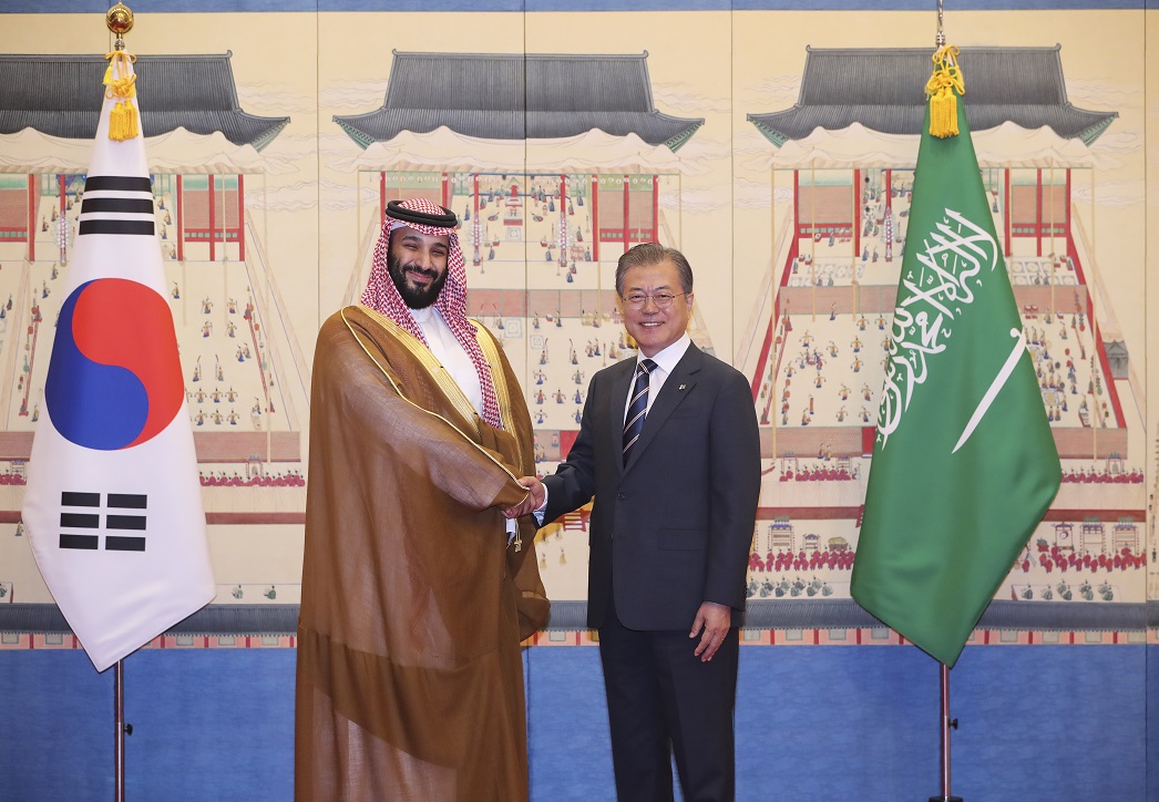 ▲문재인 대통령이 26일 오전 청와대에서 무함마드 빈 살만 사우디아라비아 왕세자 겸 부총리와 기념촬영을 하고 있다(사진=연합뉴스)