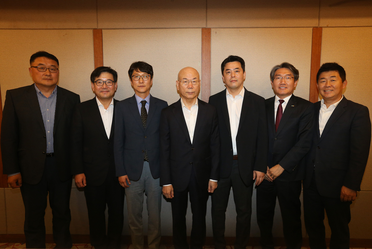 ▲사진 왼쪽부터박종욱 LGU+ 모바일상품그룹장김훈배 KT 뉴미디어사업단장이태현 콘텐츠연합플랫폼 대표이사이효성 방통위원장조대현 CJ ENM 티빙 사업본부장김성일 에브리온TV 대표이사김종원 SKB 모바일사업본부장(사진제공= 방통위)