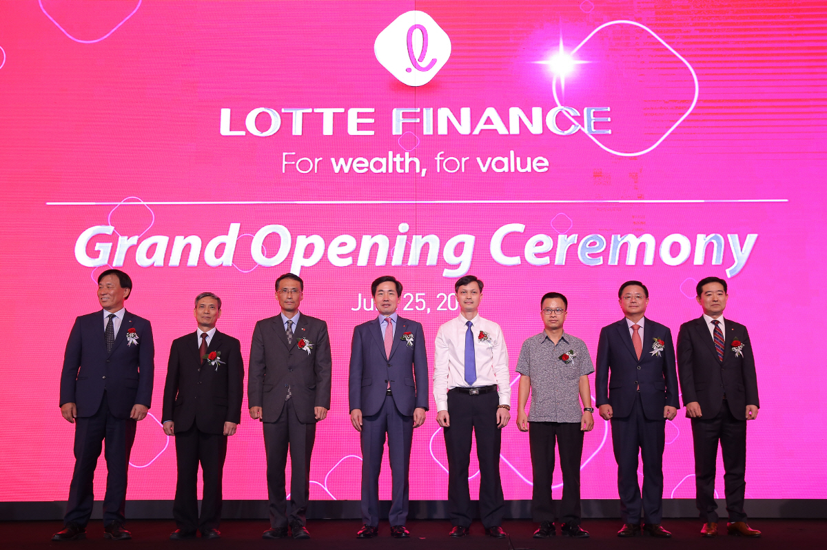 ▲롯데카드 베트남 현지법인 ‘롯데파이낸스’가 25일 롯데호텔하노이에서 그랜드 오프닝 세리모니를 개최했다. 김창권(왼쪽 네 번째) 롯데카드 대표이사와 응우옌 쫑 주(왼쪽 다섯 번째) 베트남중앙은행 은행감독국 부총국장 등 관계자가 기념촬영을 하고 있다. 사진제공 롯데카드
