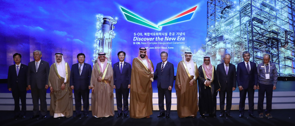 ▲문재인 대통령과 무함마드 빈 살만 사우디아라비아 왕세자 겸 부총리가 26일 오후 신라호텔에서 열린 '에쓰오일(S-OIL) 복합 석유화학시설 준공기념식'에서 참석자들과 기념촬영을 하고 있다. (연합뉴스)