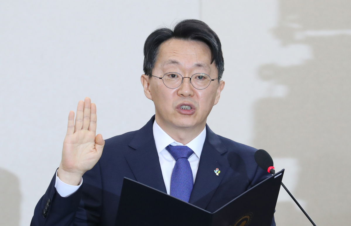 ▲김현준 국세청장 후보자가 26일 오전 국회에서 열린 인사청문회에서 선서하고 있다.(사진=연합뉴스)