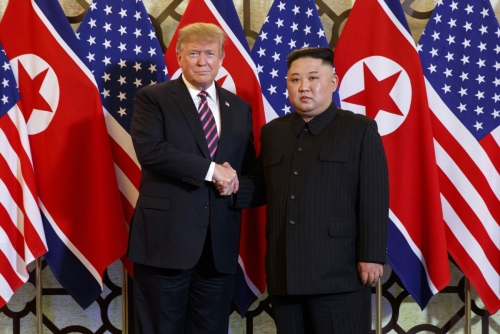 ▲도널드 트럼프(왼쪽) 미국 대통령이 베트남 하노이에서 2차 북미정상회담에 들어가기에 앞서 김정은 북한 국무위원장과 악수하고 있다. 하노이/AP뉴시스
