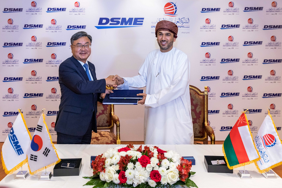 ▲26일(현지시간) 오만에서 대우조선해양 이성근 사장(왼쪽)과 ASYAD 그룹 압둘라흐만 살림 알 하트미 (Abdulrahman Salim Al Hatmi) 회장이 초대형원유운반선 건조 계약서에 서명한 뒤 악수를 하고있다. (사진제공=대우조선해양)