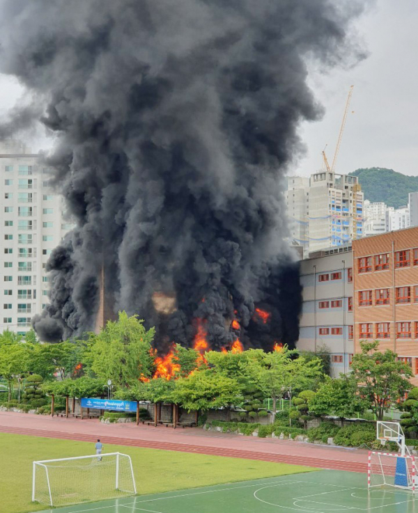 ▲26일 오후 서울 은평구 은명초등학교에서 화재가 발생해 건물이 불타고 있다.(연합뉴스)