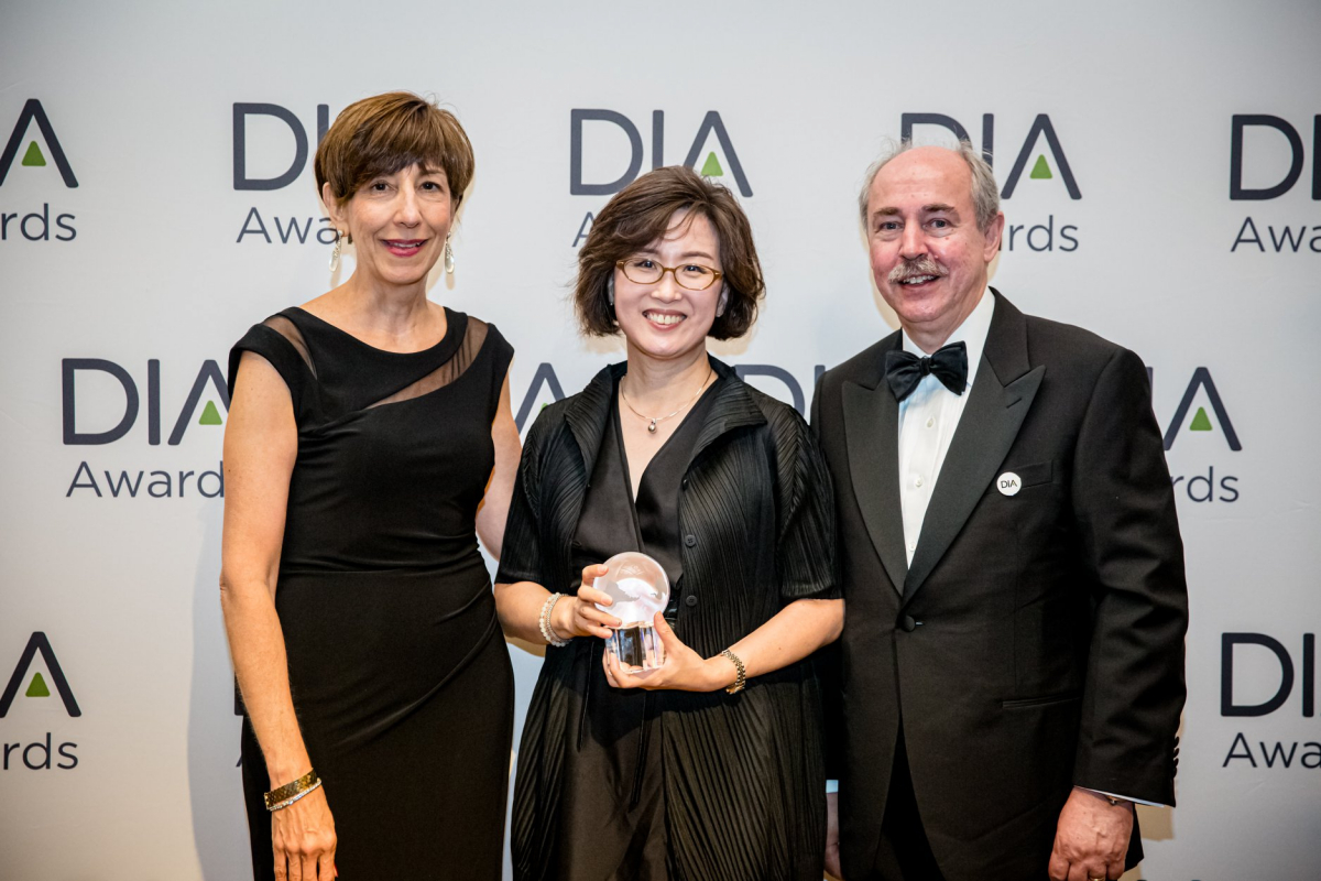 ▲지동현 국가임상시험지원재단 원장(가운데)이 DIA 글로벌 인스파이어 어워즈 수상 후 기념 촬영을 하고 있다.(사진제공=국가임상시험지원재단)