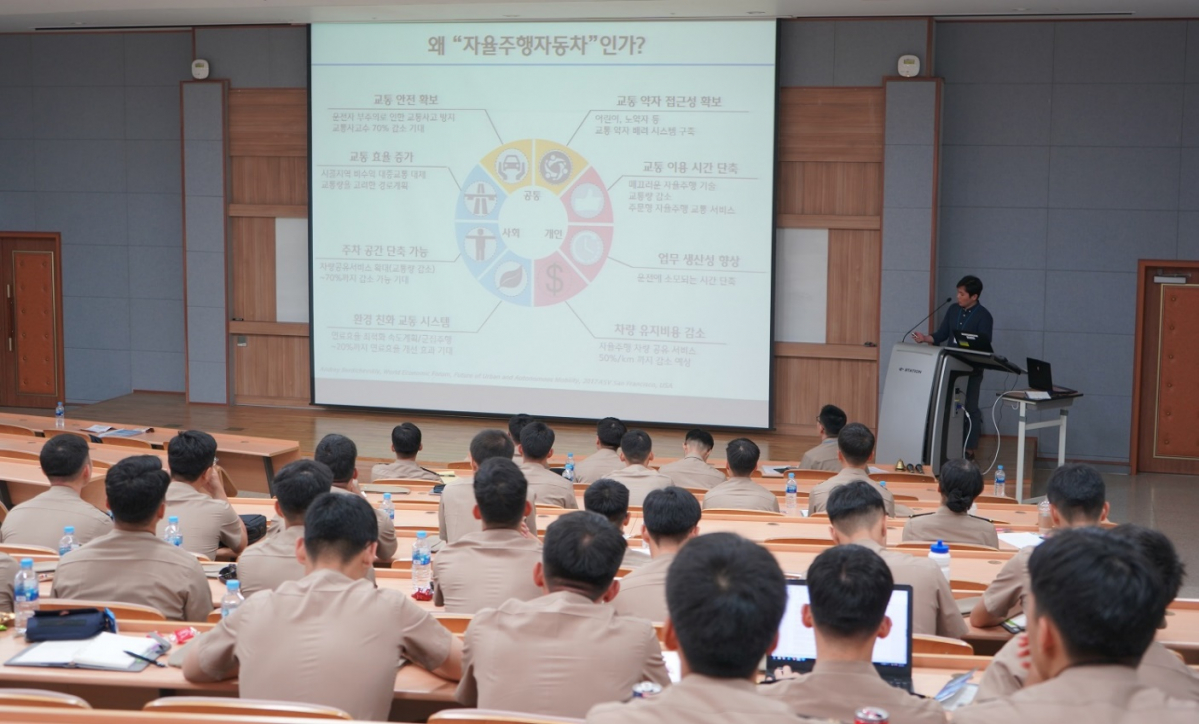 ▲스마트 네이비 컨퍼런스서 강의를 진행하고 있는 서울대 이경수 교수 연구팀(사진=회사제공)
