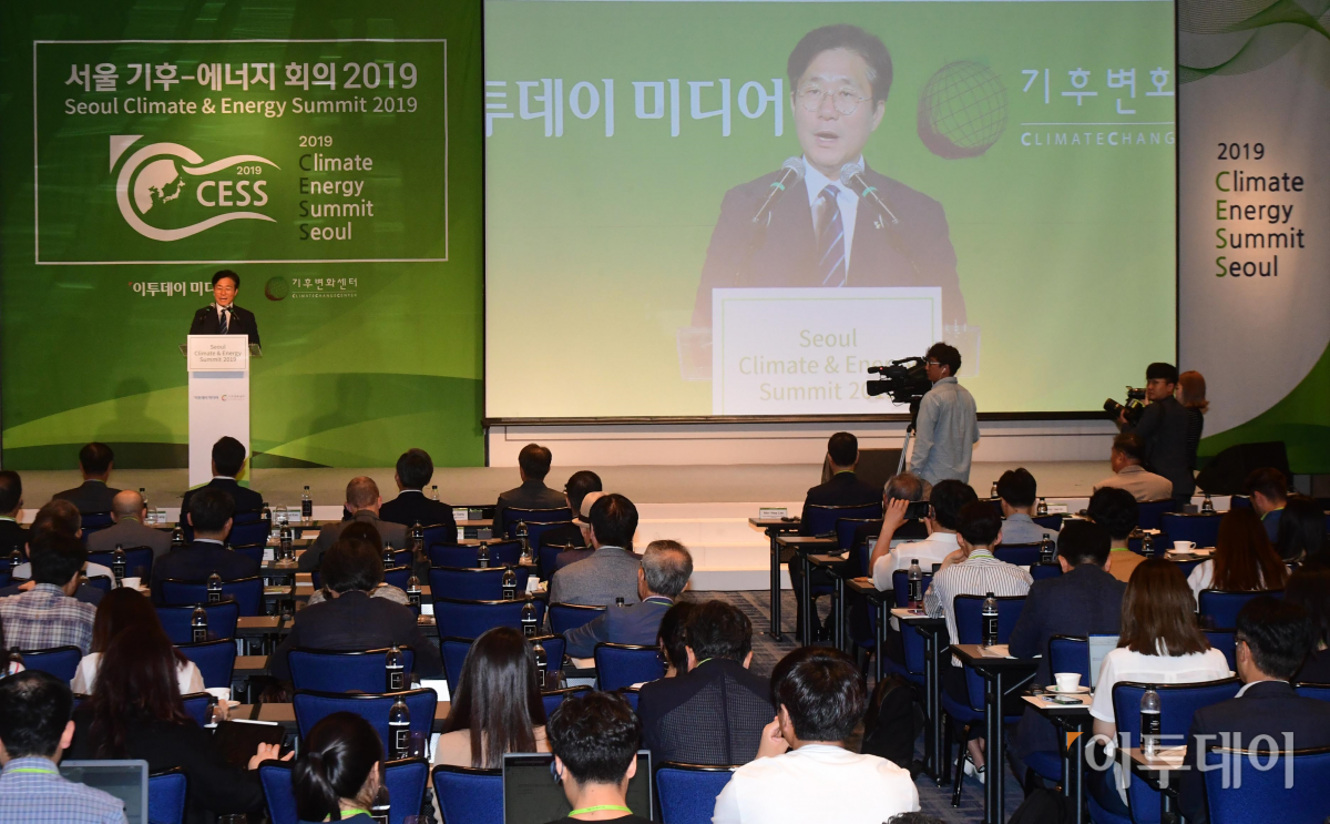 ▲성윤모 산업통상자원부 장관이 27일 서울 종로구 새문안로 포시즌스호텔서울에서 열린 '서울 기후-에너지 회의 2019'에서 축사를 하고 있다. 고이란 기자 photoeran@