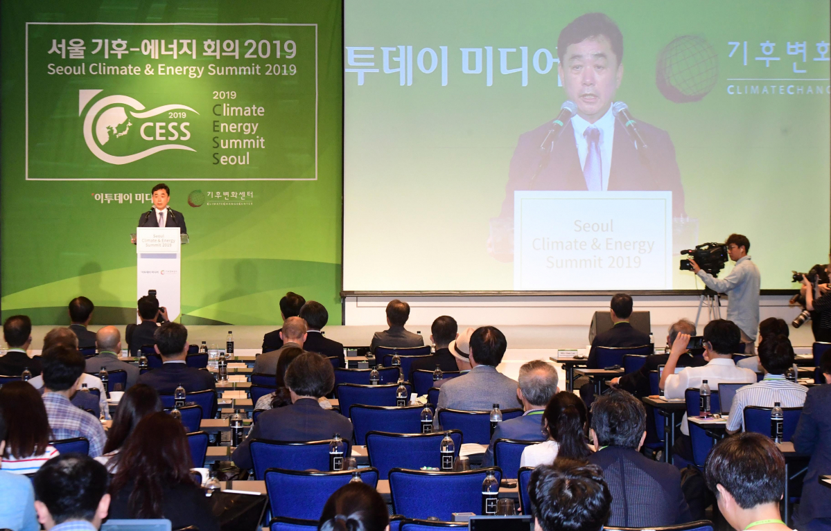 ▲김상철 이투데이 미디어 대표이사가 27일 서울 종로구 새문안로 포시즌스호텔서울에서 열린 '서울 기후-에너지 회의 2019'에서 개회사를 하고 있다. '세계화 4.0과 신기후체제 대응 스마트시티 전략을 주제'로 재단법인 기후변화센터와 이투데이 미디어가 공동 주최한 이번 행사는 지속가능한 경제발전을 이끌어가는 스마트시티 및 기후-에너지 분야의 동향과 비전을 소개함으로써 지속가능한 경제 성장의 모멘텀 창출에 기여하기 위해 마련됐다. 고이란 기자 photoeran@