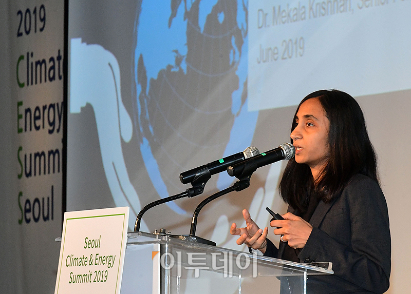 ▲메칼라 크리쉬난 맥킨지&컴퍼니 부소장이 27일 서울 종로구 새문안로 포시즌스호텔서울에서 열린 '서울 기후-에너지 회의 2019'에서 기조강연을 하고 있다. '세계화 4.0과 신기후체제 대응 스마트시티 전략을 주제'로 재단법인 기후변화센터와 이투데이 미디어가 공동 주최한 이번 행사는 지속가능한 경제발전을 이끌어가는 스마트시티 및 기후-에너지 분야의 동향과 비전을 소개함으로써 지속가능한 경제 성장의 모멘텀 창출에 기여하기 위해 마련됐다. 고이란 기자 photoeran@