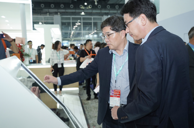 ▲ 지난 5월 ‘차이나플라스’에 협력사와 함께 방문한 SK종합화학 나경수 사장(사진제공=SK종합화학)