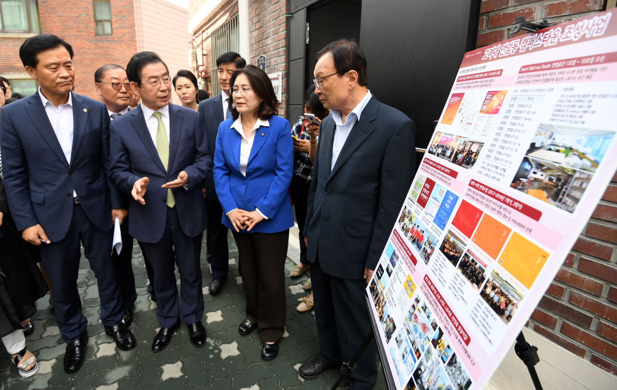 ▲더불어민주당 이해찬 대표와 박원순 서울시장이 27일 오전 서울 성북구 고려대 캠퍼스타운을 방문해 창업 스튜디오 7호점에 대한 설명을 듣고 있다.(연합뉴스)