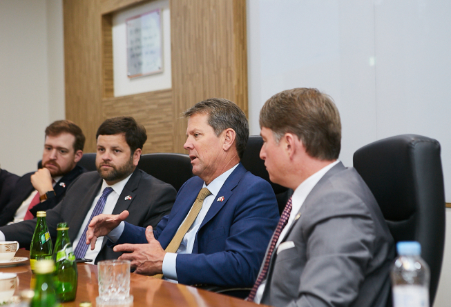 ▲ SK이노베이션 서산 배터리 공장을 방문한 브라이언 켐프 미국 조지아주 주지사 일행이 생산 및 기술 현황에 대해 브리핑 받고 있다.(사진제공=SK이노베이션)