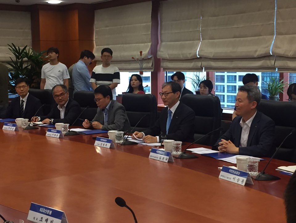 ▲김성주(왼쪽에서 네번째) 국민연금공단 이사장이 27일 오후 서울 여의도 금투센터를 방문, 금융투자업계 간 동반성장 방안 논의를 위한 간담회에 참석하고 있다. (이다원 기자 leedw@)